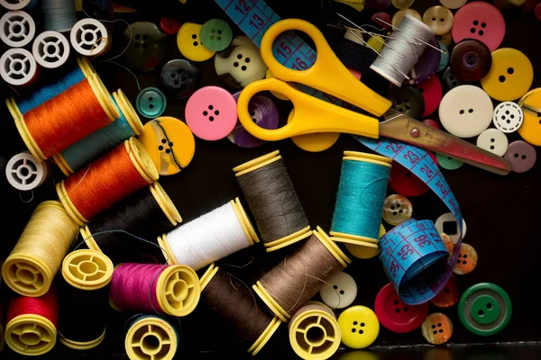 缝补衣服作为一种业余爱好 裁缝店的桌子 — 图库照片