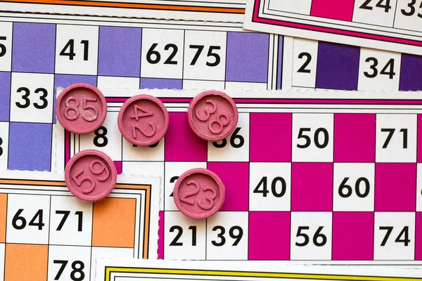 Cartões Jogo Bingo Coloridos Números Fundo Branco Close Isolado — Fotografia de Stock
