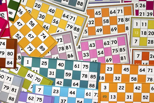 Színes Bingó Játék Kártyák Számok Fehér Háttér Közelről Elszigetelt — Stock Fotó