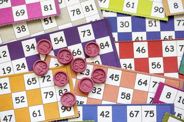 Renkli bingo kartları ve beyaz arkaplandaki numaralar, kapatın, izole edilmiş.