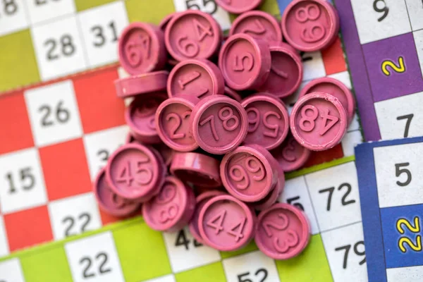 Tarjetas Juego Bingo Coloridas Números Sobre Fondo Blanco Primer Plano — Foto de Stock