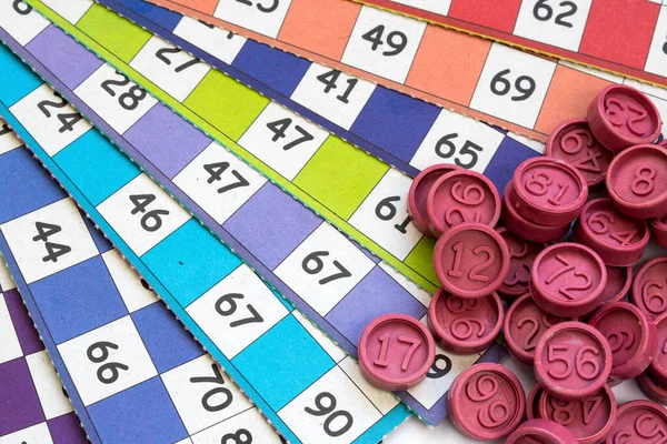 Tarjetas Juego Bingo Coloridas Números Sobre Fondo Blanco Primer Plano — Foto de Stock