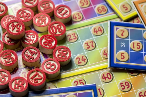 Färgglada Bingo Spelkort Och Siffror Vit Bakgrund Närbild Isolerade — Stockfoto