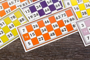 Renkli bingo kartları ve beyaz arkaplandaki numaralar, kapatın, izole edilmiş.