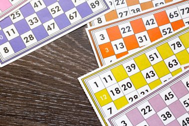 Renkli bingo kartları ve beyaz arkaplandaki numaralar, kapatın, izole edilmiş.