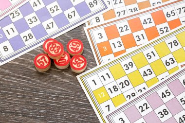 Renkli bingo kartları ve beyaz arkaplandaki numaralar, kapatın, izole edilmiş.
