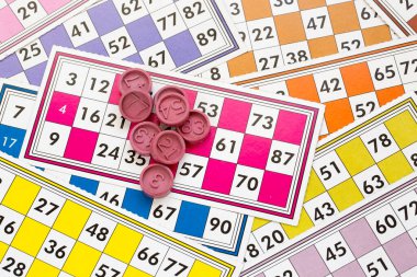 Renkli bingo kartları ve beyaz arkaplandaki numaralar, kapatın, izole edilmiş.