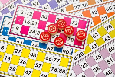 Renkli bingo kartları ve beyaz arkaplandaki numaralar, kapatın, izole edilmiş.