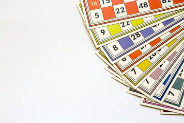 Renkli bingo kartları ve beyaz arkaplandaki numaralar, kapatın, izole edilmiş.