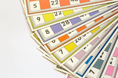 Renkli bingo kartları ve beyaz arkaplandaki numaralar, kapatın, izole edilmiş.