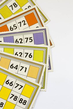 Renkli bingo kartları ve beyaz arkaplandaki numaralar, kapatın, izole edilmiş.