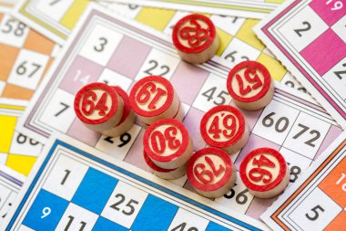 Renkli bingo kartları ve beyaz arkaplandaki numaralar, kapatın, izole edilmiş.