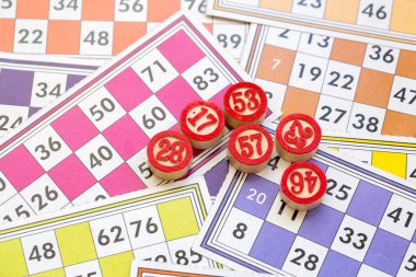 Renkli bingo kartları ve beyaz arkaplandaki numaralar, kapatın, izole edilmiş.