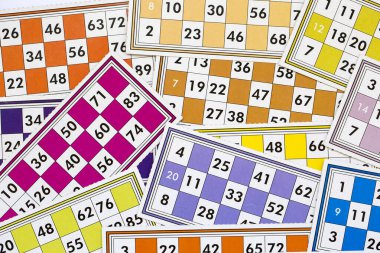 Renkli bingo kartları ve beyaz arkaplandaki numaralar, kapatın, izole edilmiş.