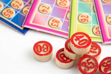 Renkli bingo kartları ve beyaz arkaplandaki numaralar, kapatın, izole edilmiş.