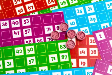 Renkli bingo kartları ve beyaz arkaplandaki numaralar, kapatın, izole edilmiş.