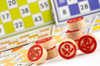 Renkli bingo kartları ve beyaz arkaplandaki numaralar, kapatın, izole edilmiş.