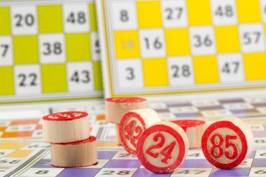 Renkli bingo kartları ve beyaz arkaplandaki numaralar, kapatın, izole edilmiş.