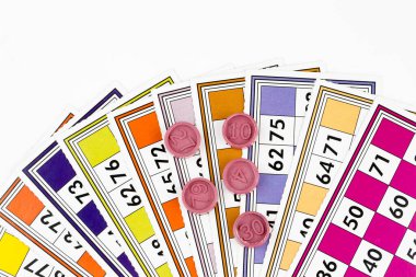 Renkli bingo kartları ve beyaz arkaplandaki numaralar, kapatın, izole edilmiş.