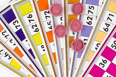 Renkli bingo kartları ve beyaz arkaplandaki numaralar, kapatın, izole edilmiş.