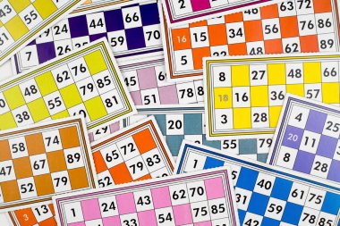 Renkli bingo kartları ve beyaz arkaplandaki numaralar, kapatın, izole edilmiş.