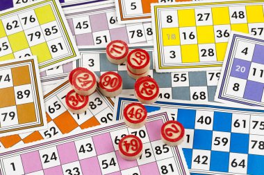 Renkli bingo kartları ve beyaz arkaplandaki numaralar, kapatın, izole edilmiş.