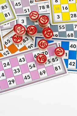 Renkli bingo kartları ve beyaz arkaplandaki numaralar, kapatın, izole edilmiş.