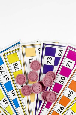 Renkli bingo kartları ve beyaz arkaplandaki numaralar, kapatın, izole edilmiş.