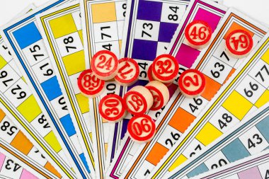 Renkli bingo kartları ve beyaz arkaplandaki numaralar, kapatın, izole edilmiş.