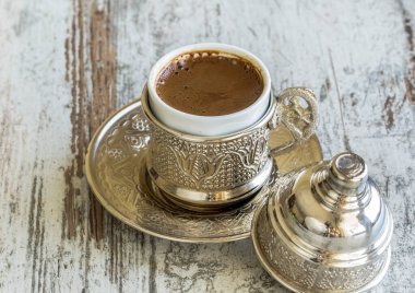 Keyifli Türk kahvesi ve geleneksel bakır servis seti