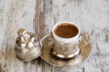 Keyifli Türk kahvesi ve geleneksel bakır servis seti