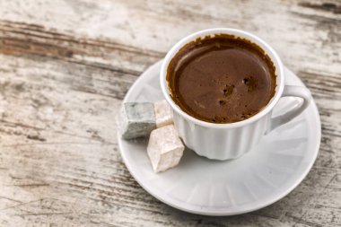 Keyifli Türk kahvesi ve geleneksel bakır servis seti