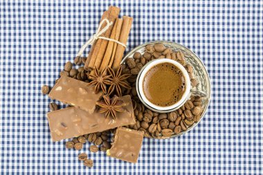 Keyifli Türk kahvesi ve geleneksel bakır servis seti