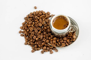 Keyifli Türk kahvesi ve geleneksel bakır servis seti