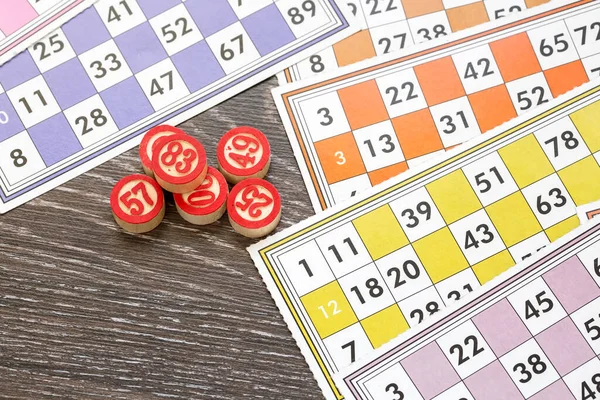 Färgglada Bingo Spelkort Och Siffror Vit Bakgrund Närbild Isolerade — Stockfoto