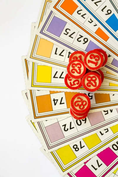 Färgglada Bingo Spelkort Och Siffror Vit Bakgrund Närbild Isolerade — Stockfoto