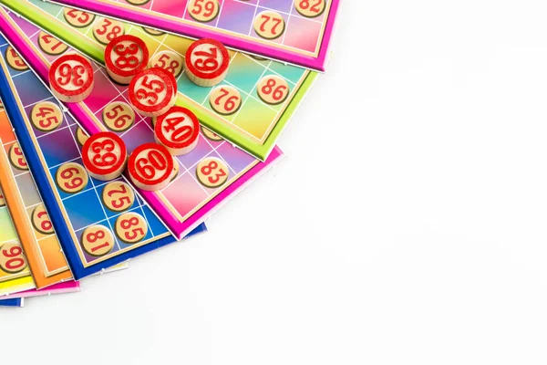 Красочные Карты Бинго Игры Номера Белом Фоне Крупным Планом Изолированные — стоковое фото