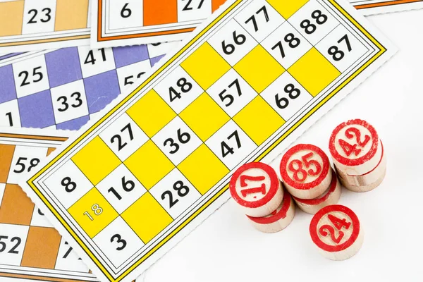 Tarjetas Juego Bingo Coloridas Números Sobre Fondo Blanco Primer Plano — Foto de Stock