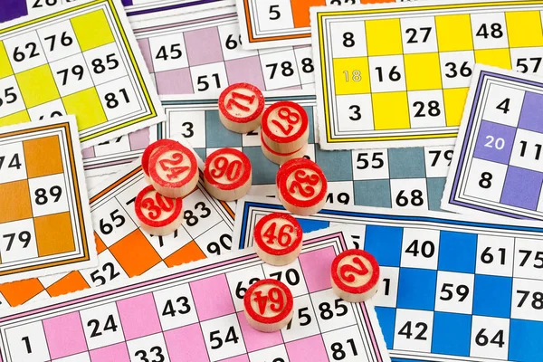 Cartões Jogo Bingo Coloridos Números Fundo Branco Close Isolado — Fotografia de Stock