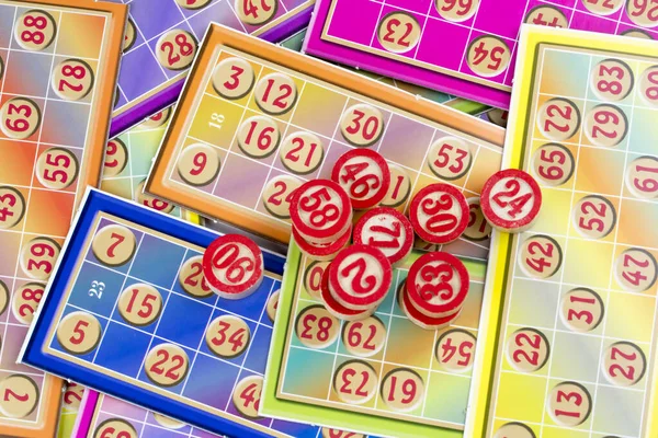 Πολύχρωμες Κάρτες Παιχνιδιών Bingo Και Αριθμοί Λευκό Φόντο Κοντινό Απομονωμένο — Φωτογραφία Αρχείου