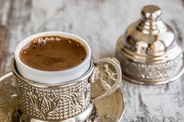 Turkisk Kaffe Med Glädje Och Traditionell Koppar Serveringsset — Stockfoto