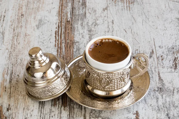 Turkisk Kaffe Med Glädje Och Traditionell Koppar Serveringsset — Stockfoto