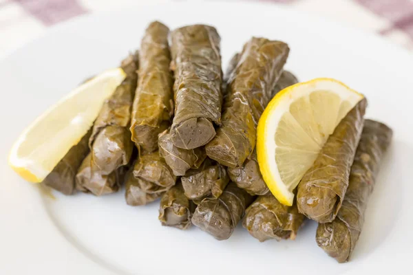 Турецкая Еда Тарелка Вкусных Фаршированных Виноградных Листьев — стоковое фото