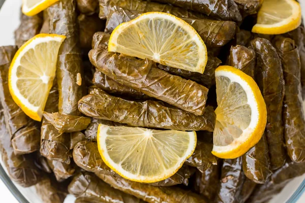 Türk Yemekleri Bir Tabak Lezzetli Doldurulmuş Üzüm Yaprağı — Stok fotoğraf