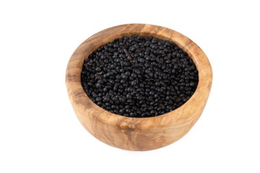 Beyaz arka planda izole edilmiş siyah mercimek. Çiğ siyah mercimek yığını.