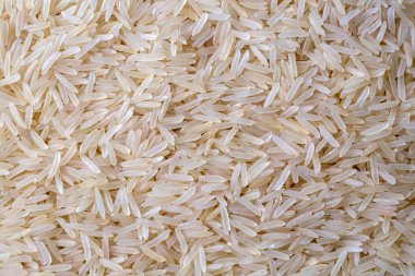 Beyaz arka planda yasemin pilavı