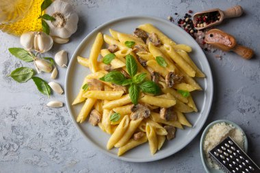 Kremalı mantar soslu makarna.