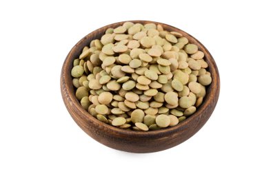 Beyaz arka planda yeşil mercimek