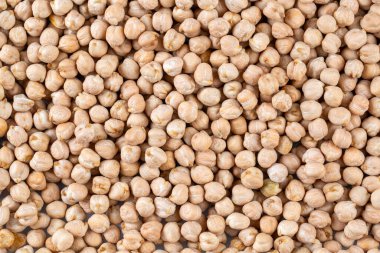 Beyaz arka planda kurumuş nohut.