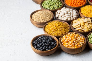 Baklagiller, farklı fasulye, mercimek ve bezelye türlerinden oluşan bir set. 